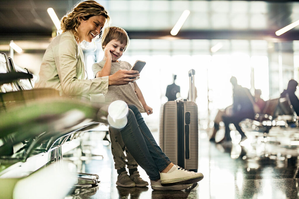 ebook-top-trends_mother-with-child-at-the-airport-with-cell-phone